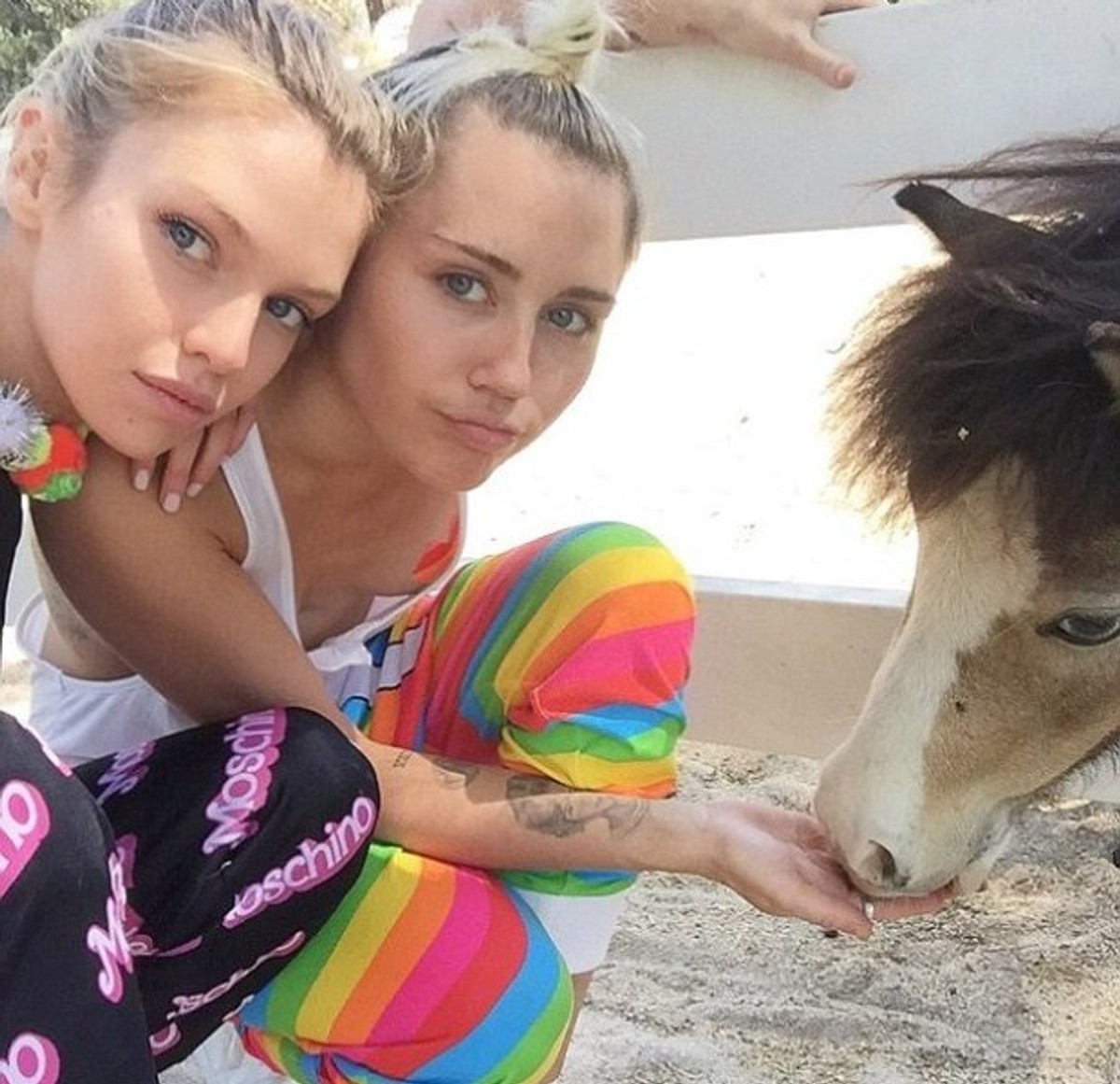 Miley Cyrus A Stella Maxwell Miley Cyrus A Jej Sexi Frajerka