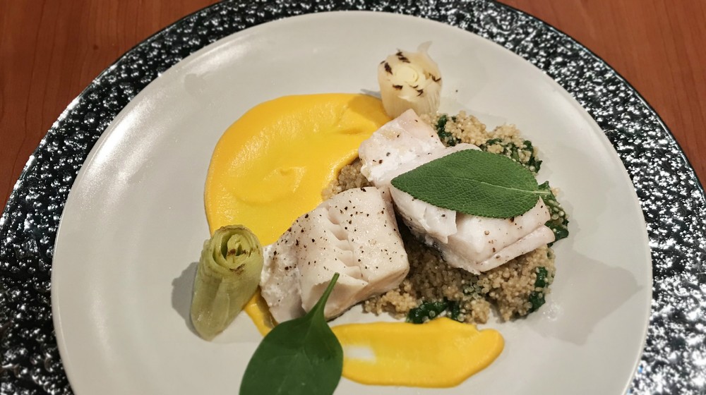 Moja mama - recepty - Grilovaný filet zo zubáča, batatové pyré s kokosovým mliekom kandizovaný pór, restovaná quinoa so špenátom