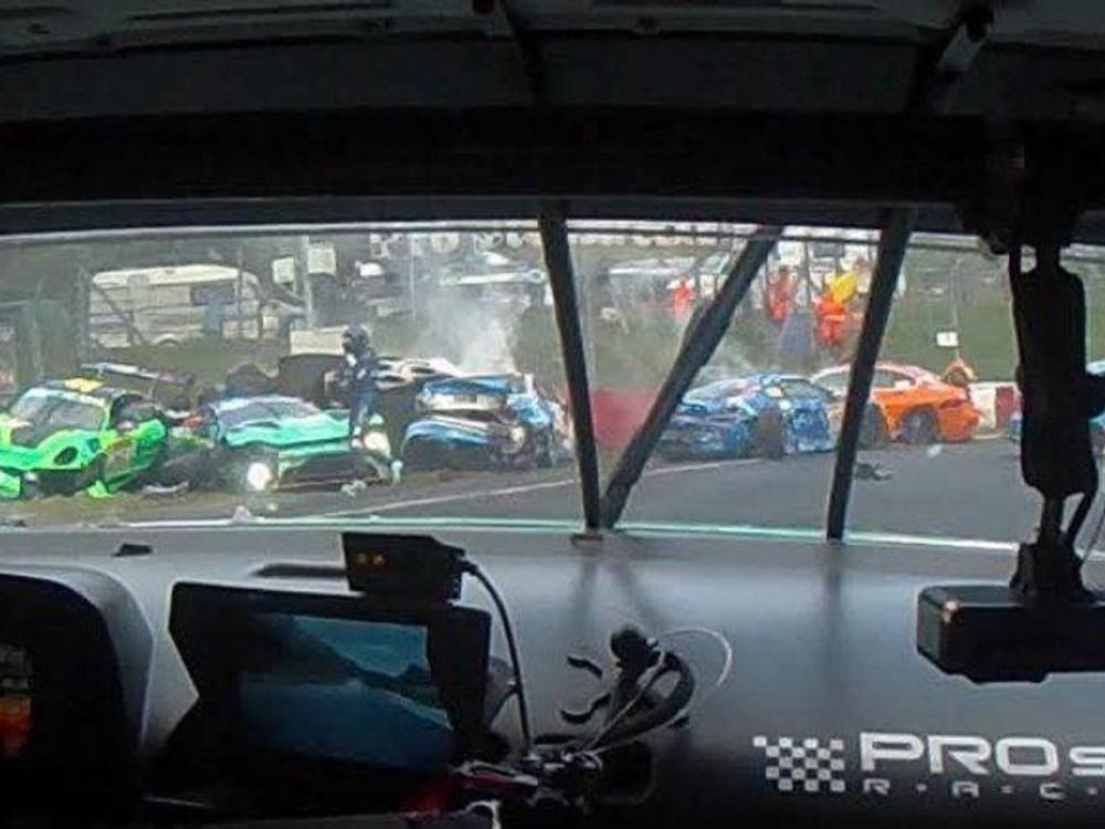 Preteky, ktorých súčasťou bol aj VERSTAPPEN, poznačila tragická nehoda