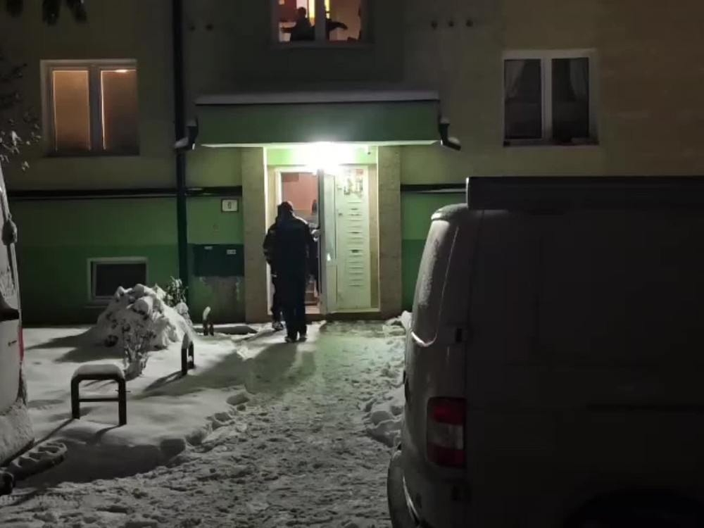 Staršia žena zomrela v byte v Lučenci. Pri náleze mala údajne zviazané ruky a šatku cez ústa