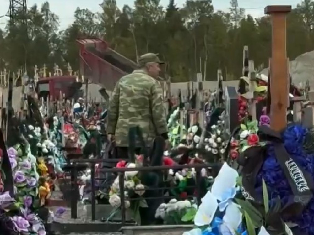 VIDEO: Zneuctený cintorín v Rusku. Muž jedol sladkosti z hrobov, potom sa na jeden vymočil