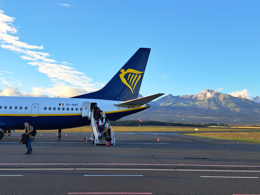 Šéf Ryanairu popiera, že cestujúci po rozbití okna vypadol z lietadla.