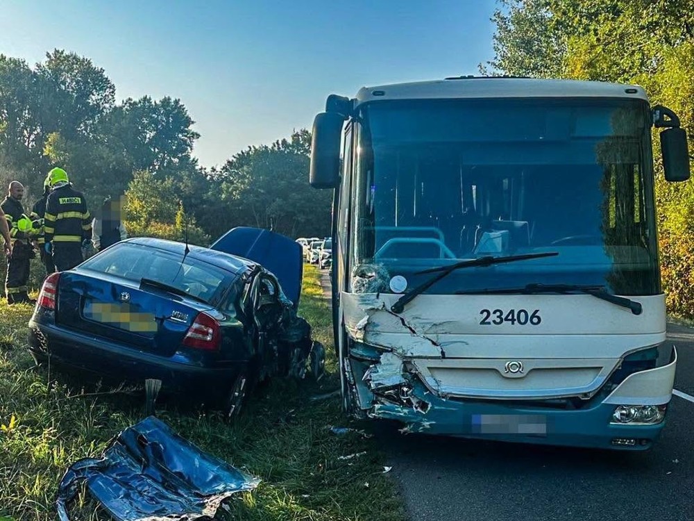 Pri Drahňove sa zrazil autobus s autom: V autobuse bolo 16 detí