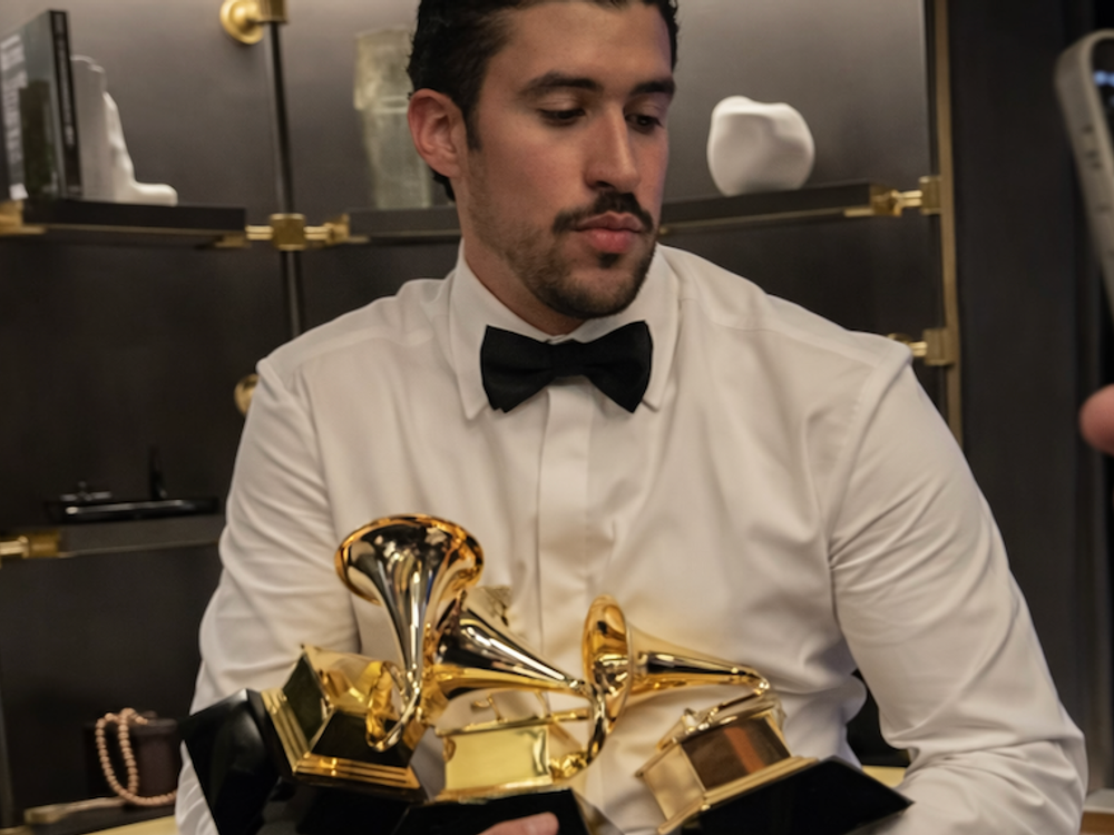 Zo skladníka ku Grammy! KTO je zlý zajačik, ktorý pokoril aj Brada Pitta?