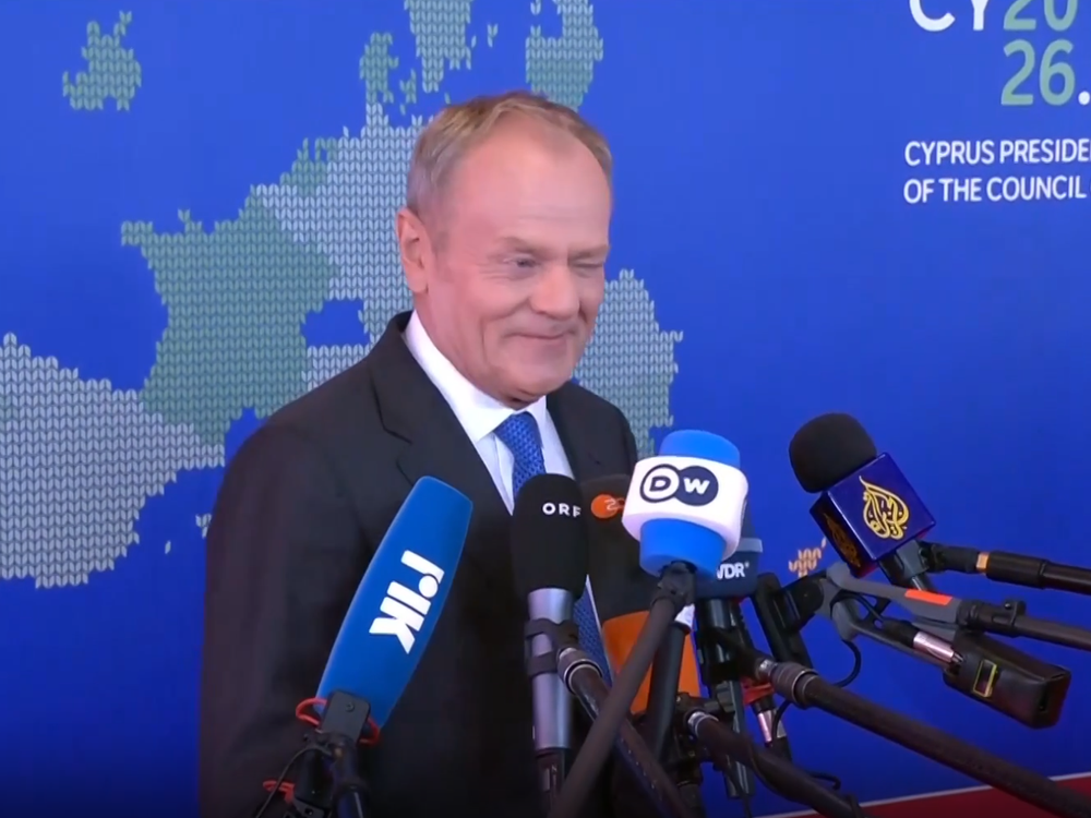 Tusk oslavoval samit bez Rusov. Potom žmurkol na novinárov, keď okolo prešiel Fico