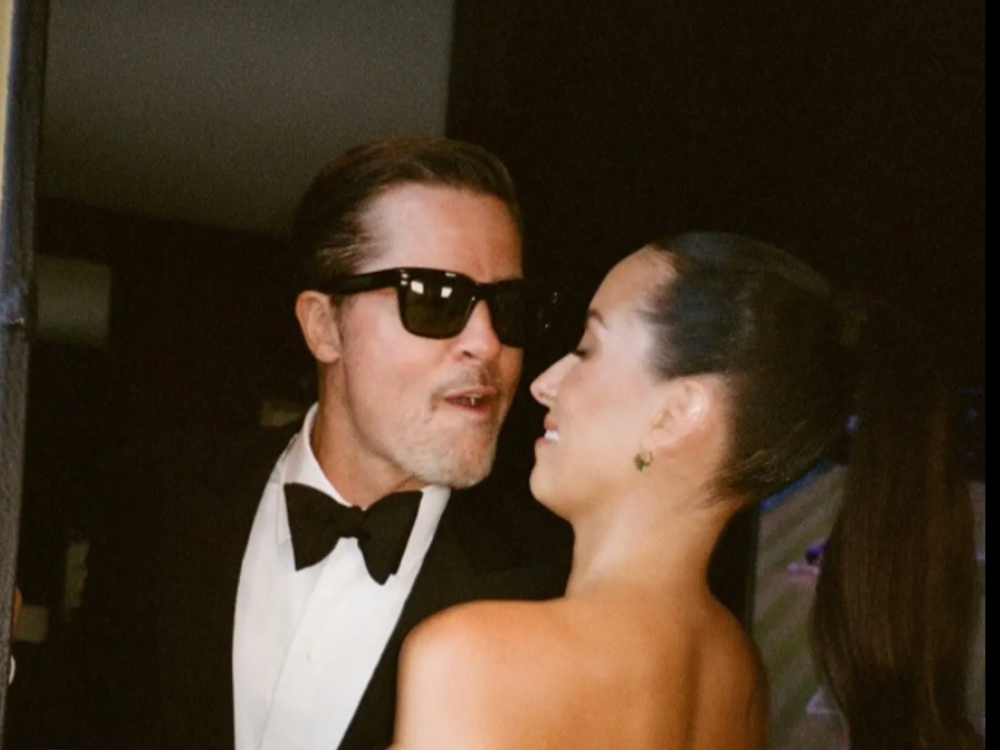 Po rokoch trápenia opäť žiari! Brad Pitt ukázal o 30 rokov mladšiu priateľku, všetci však riešia jeho vzhľad!