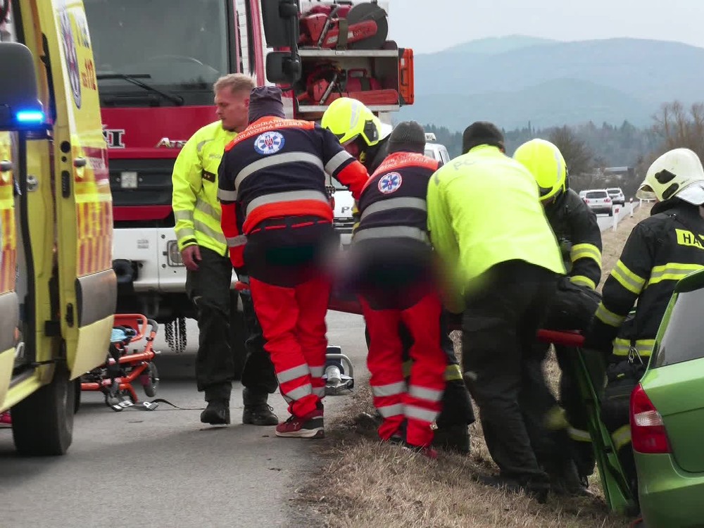 Zdravotné problémy za volantom: Vodiča z havarovaného auta vyslobodili hasiči