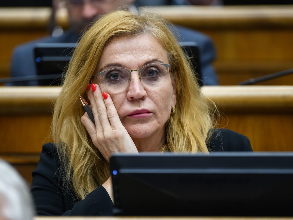 Jana Vaľová zo strany Smer-SD sa vzdala mandátu. Po jej odchode nastúpi Macášek