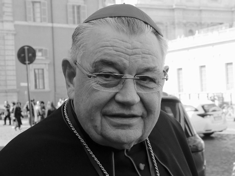 Stovky ľudí sa rozlúčili s kardinálom Dukom. Nad katedrálou preleteli lietadlá v tvare kríža