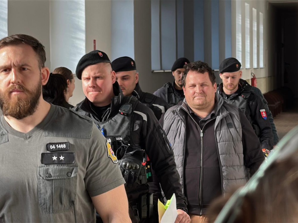 Čurillu a Ďurku priviezli na súd. Sudca rozhoduje o ich väzbe