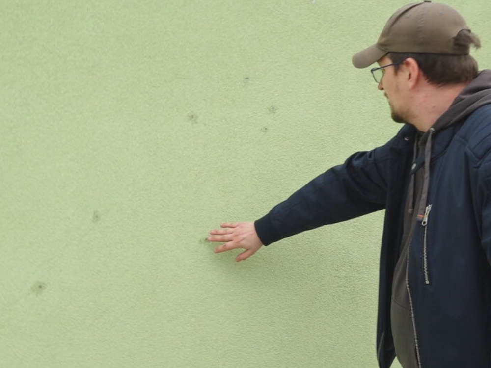 Popradčanov trápia neznámi ostreľovači. V stene na sídlisku našli niekoľko brokov