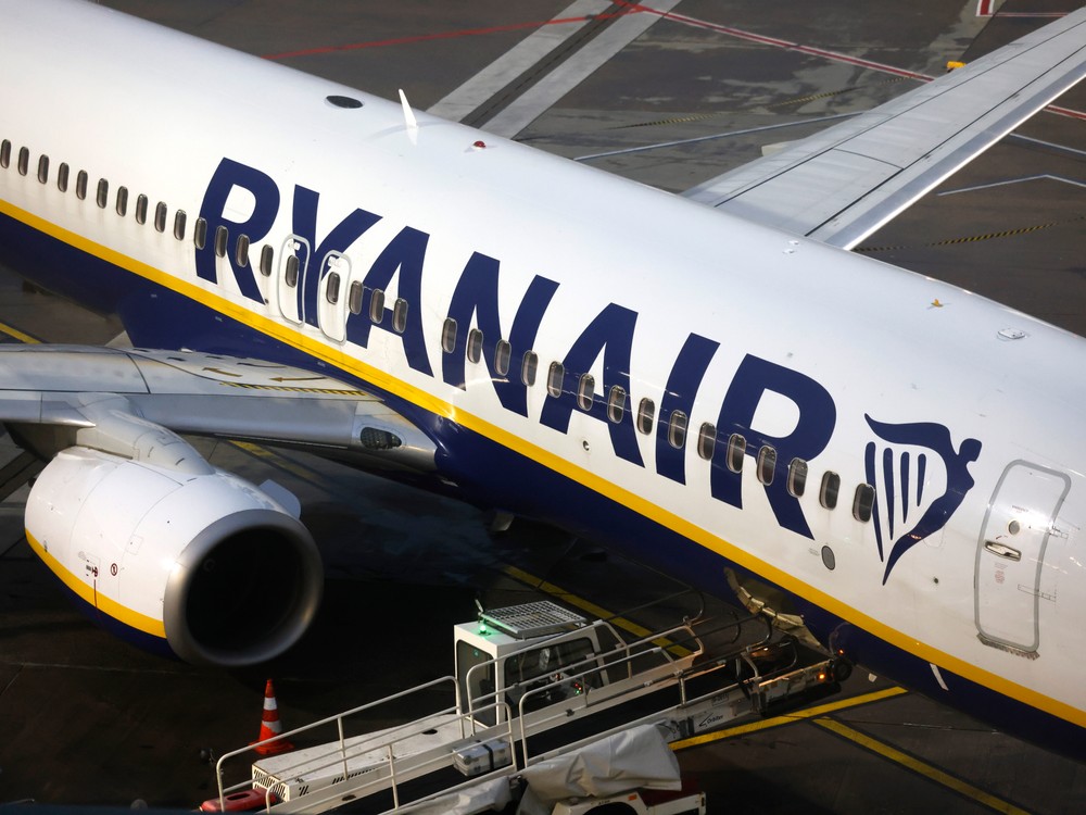 Poplatok za sedenie s vlastným dieťaťom? Ryanair je pod paľbou kritiky
