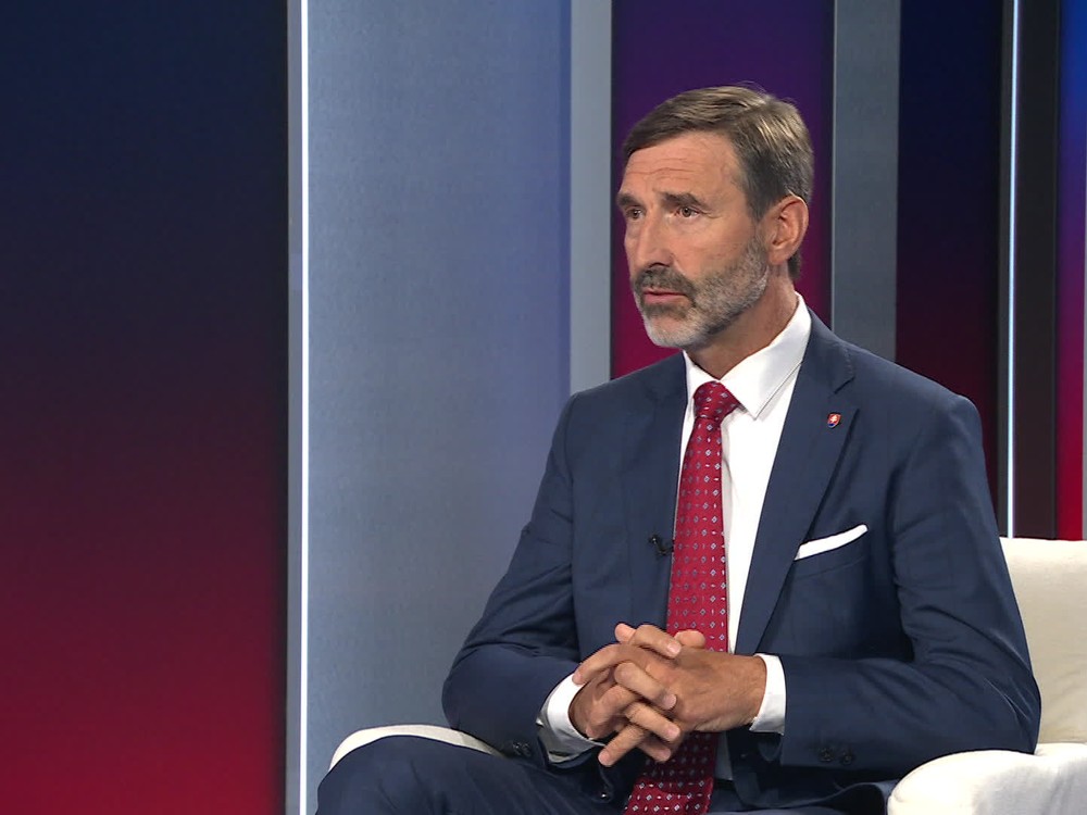 Dcéra ministra Blanára mala havarovať na nebezpečnom esíčku. Miesto opustila pred príchodom polície