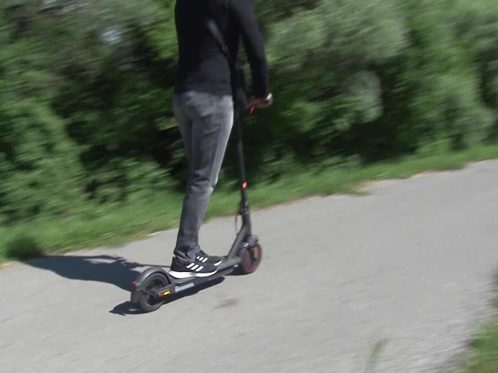 Neznáma osoba na elektrokolobežke zrazila seniorku a pokračovala ďalej v jazde