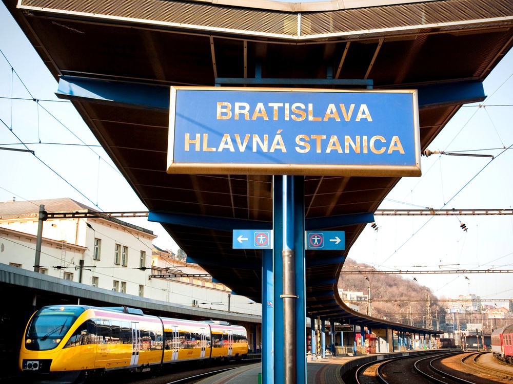 Nový deň, nový incident. V Bratislave sa vykoľajil vlak