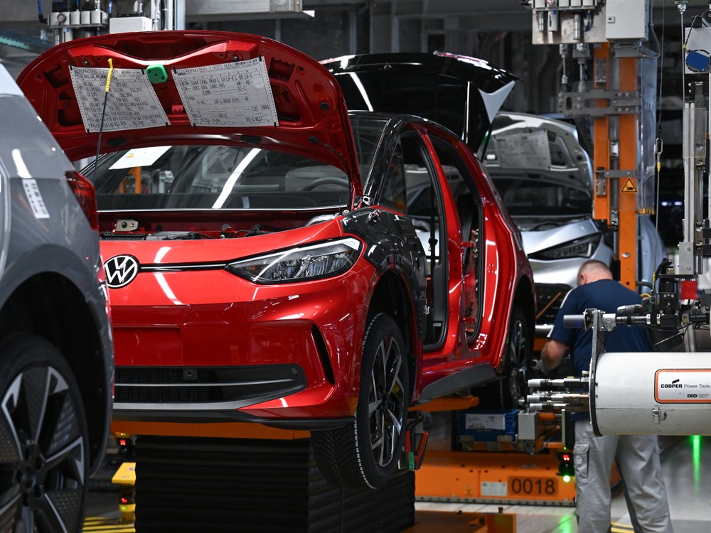 Európsky parlament ustúpil voči zelenej politike: Zákaz spaľovacích motorov sa odkladá