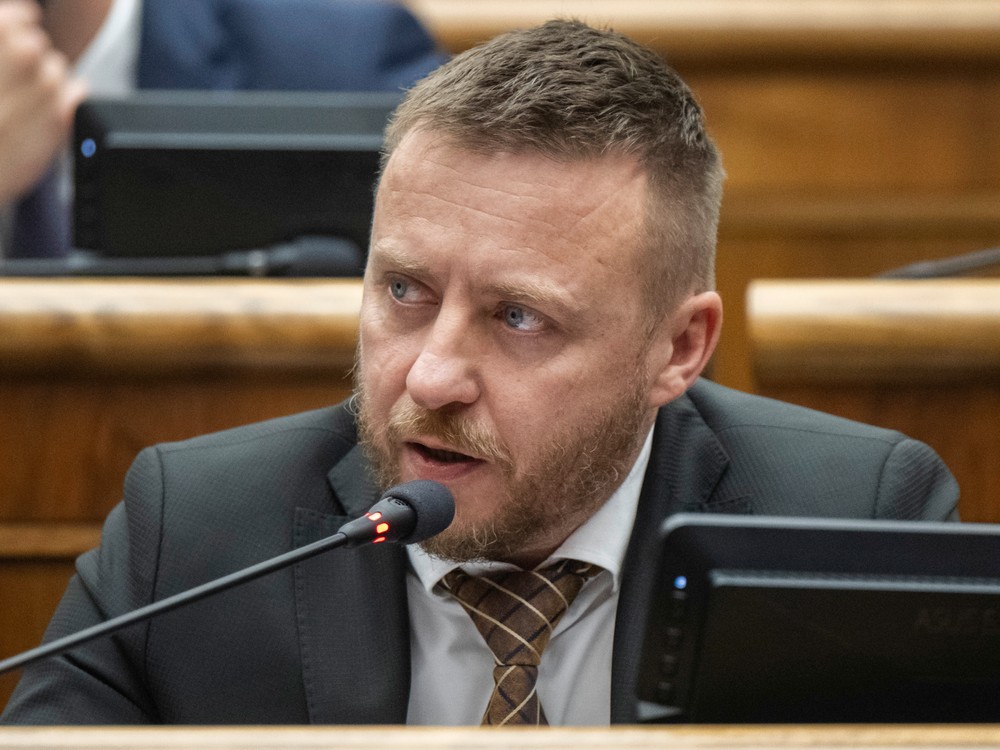 Polícia obvinila Petra Kotlára. Za výroky o vakcínach mu hrozí až päť rokov väzenia