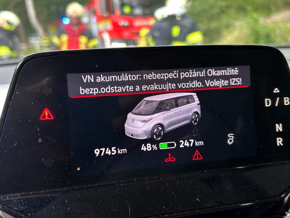 Elektromobil varoval vodičku pred možným požiarom. Hasiči museli zasiahnuť