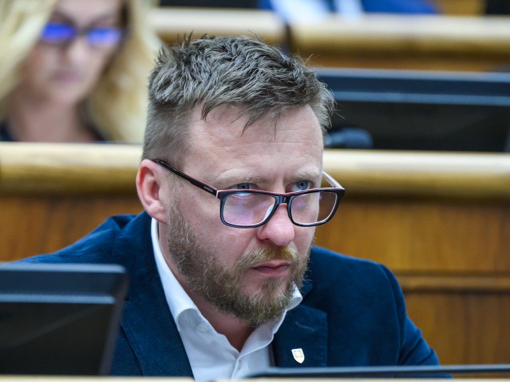 Lekári bijú na poplach: Kotlárove hoaxy ohrozujú životy. Žiadajú Fica o jeho odvolanie