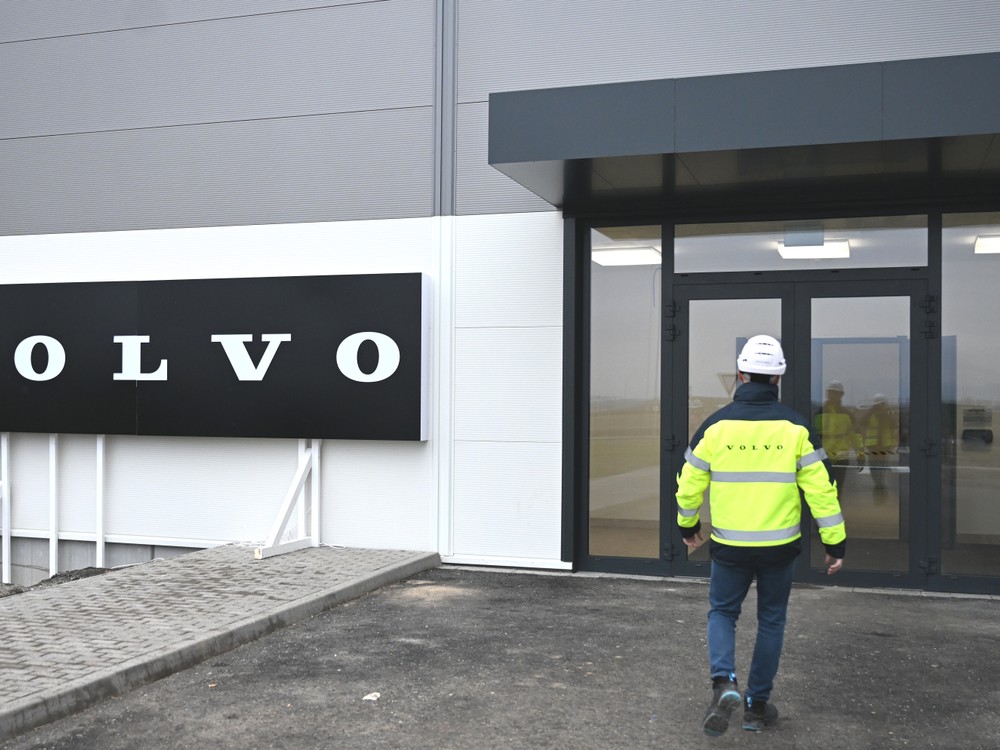 Volvo pri Košiciach spustilo prvú pracovnú zmenu. Závod má už tisícku zamestnancov