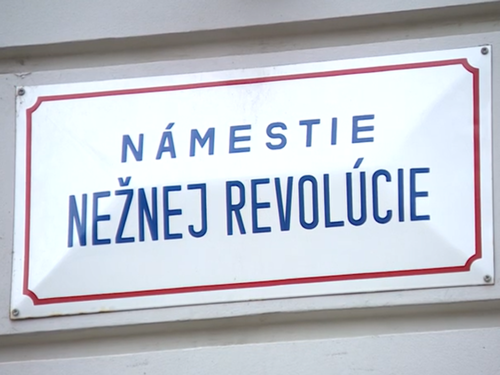 Výročie Nežnej revolúcie: Niektoré školy a firmy napriek zrušenému voľnu zatvoria