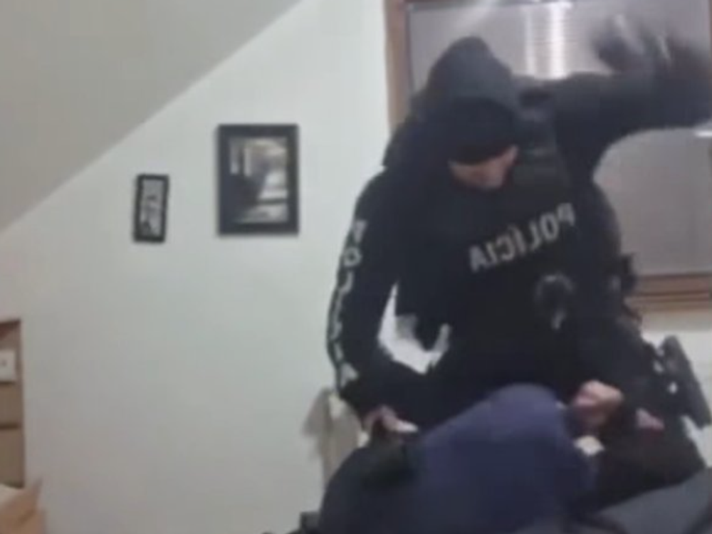 Policajná inšpekcia vyšetruje incident, kde policajt bil muža v Slovenskej Ľupči