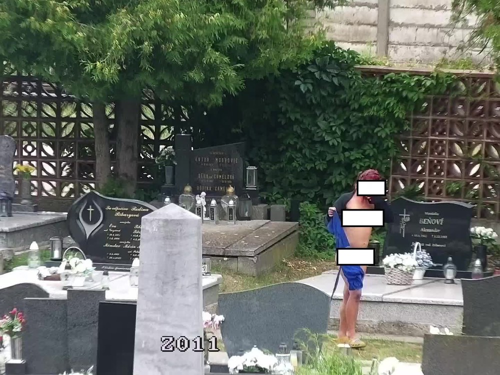V Seredi sa nahé ženy prechádzali po meste aj medzi hrobmi. Skončili v rukách polície