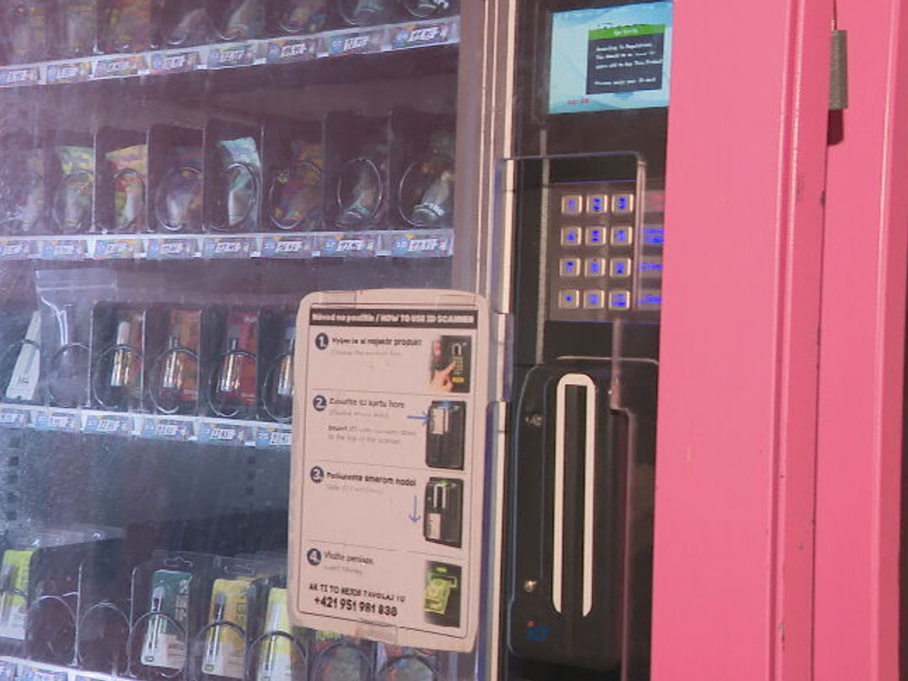 Koniec „ružových automatov“? Vláda sprísňuje boj proti legálnym drogám