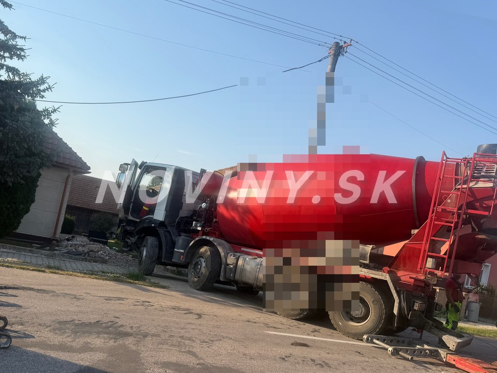 Domiešavač zišiel z cesty a narazil do rodinného domu. Poškodil aj plynovú prípojku