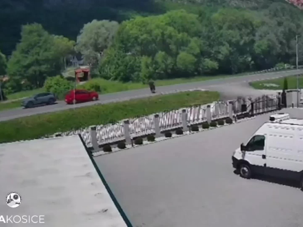 VIDEO: Nehoda na motorke. Muž viezol trojročné dieťa, ani jeden z nich nemal prilbu