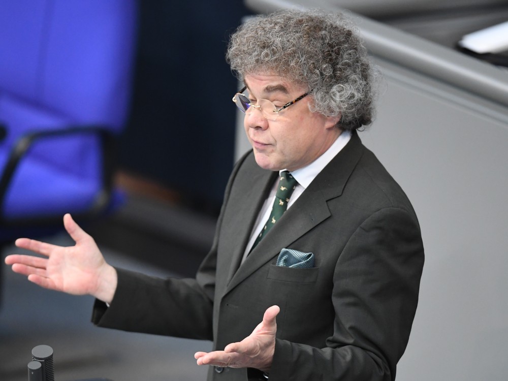 Poslanca krajne pravicovej AfD obvinili za hajlovanie. Bol aj zbavený poslaneckej imunity