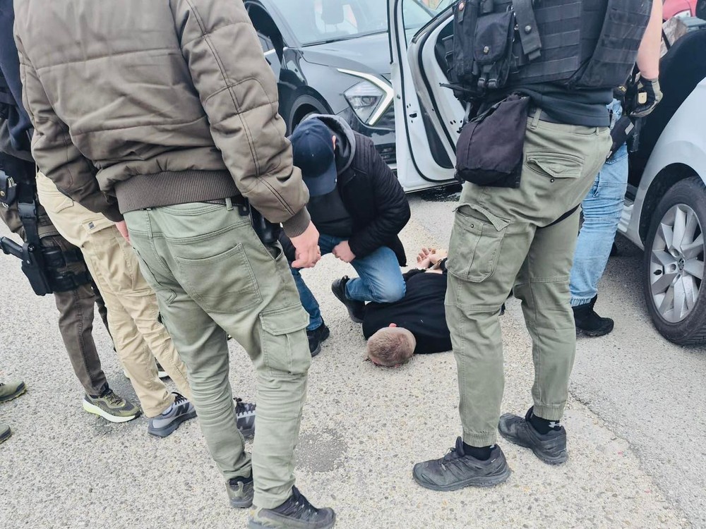 Vodič, ktorý zdemoloval Kamenné námestie je už v rukách polície. Pri zadržaní kládol odpor