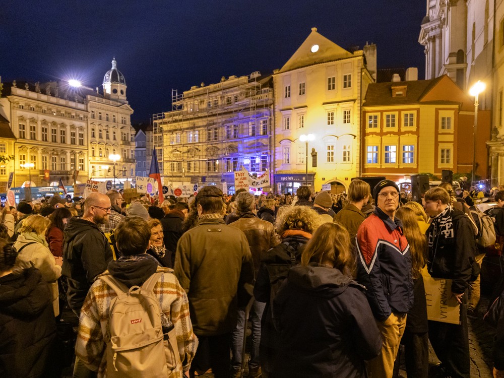 V Prahe protestovali proti zrušeniu poplatkov za verejnoprávne médiá. Polícia zabránila vyhroteniu situácie
