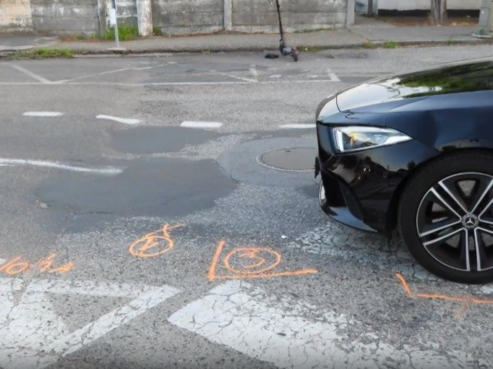 Na elektrickej kolobežke viezla kamaráta. Po zrážke s autom skončila 15-ročná dievčina v nemocnici