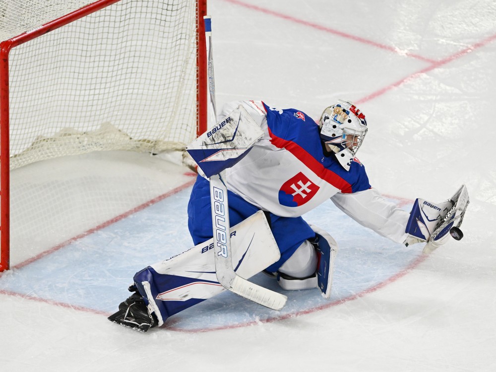 Lotyši znížili na 1:2, HRENÁK pustil za chrbát jeden puk