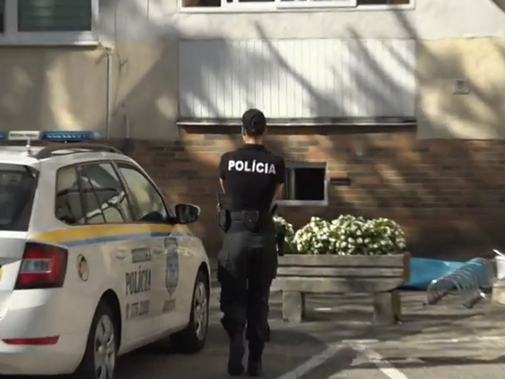 Pod oknami paneláku našli policajti bezvládne telo 27-ročnej ženy
