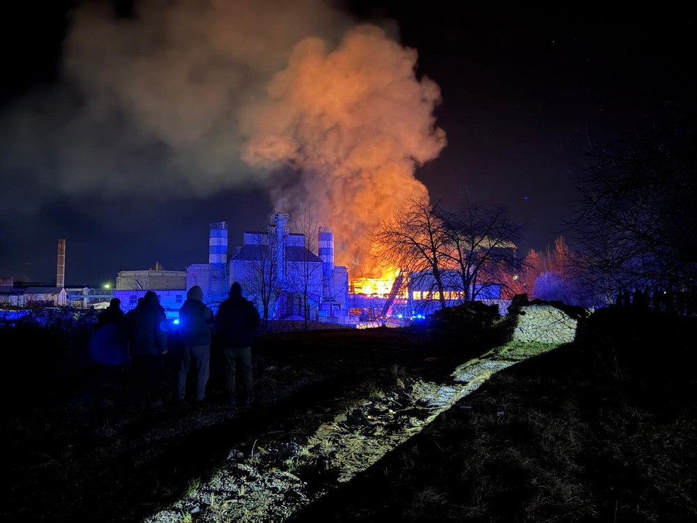 Vo Zvolene horí výrobná hala, celý objekt je v plameňoch