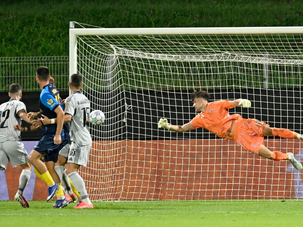 Krátko pred prestávkou je vyrovnané, Celje skórovalo z penalty