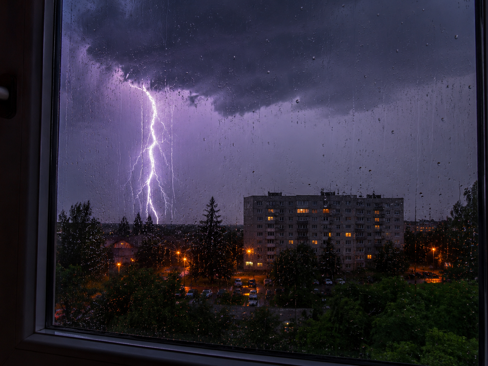 Pozor na počasie! Slovensko zasiahnu búrky, meteorológovia vydali výstrahy