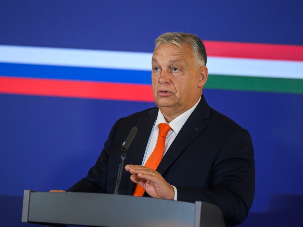 Maďarský prezident podpísal novelu, ktorá zabráni Orbánovi stať sa znovu premiérom
