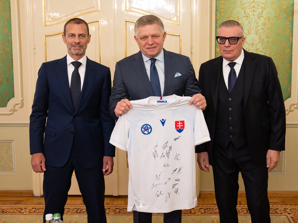 Premiér Fico mal sľúbiť uvoľnenie miliónov pre slovenský futbal. Konferencia SFZ sa skončila predčasne