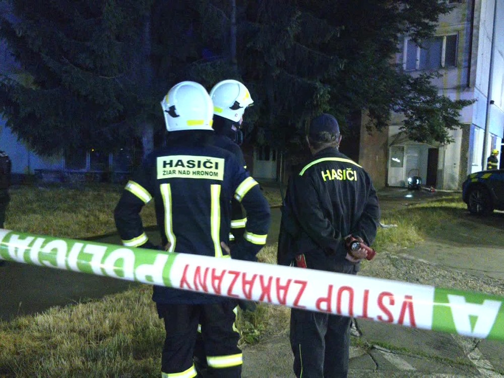 Nočný požiar v bytovke: Ľudia utekali s deťmi na rukách cez hustý dym