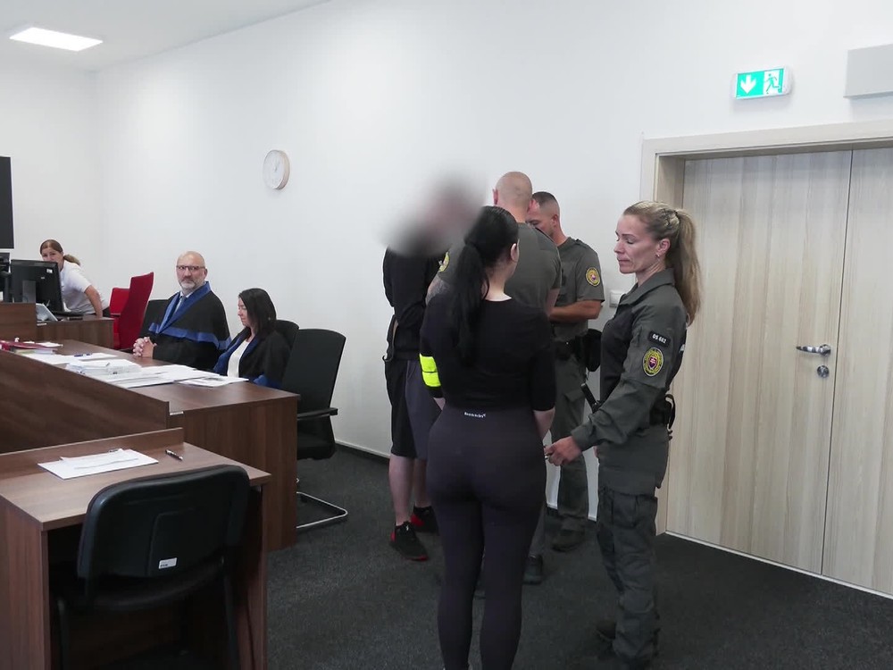 Proces pre smrť 6-mesačného dievčatka: Matka sa priznala, partner vinu odmieta