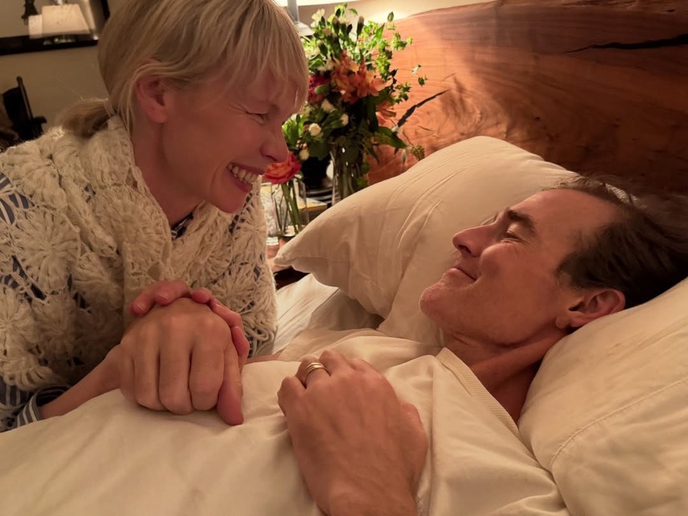 Zverejnili foto, ako ho držia za ruku až do konca. Slávny herec naposledy vydýchol v hospici