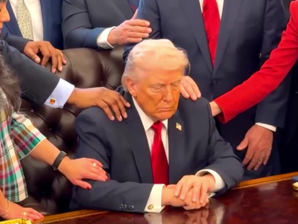 Trump označil Irán za náboženských fanatikov. Sám sa nechal požehnať pastormi