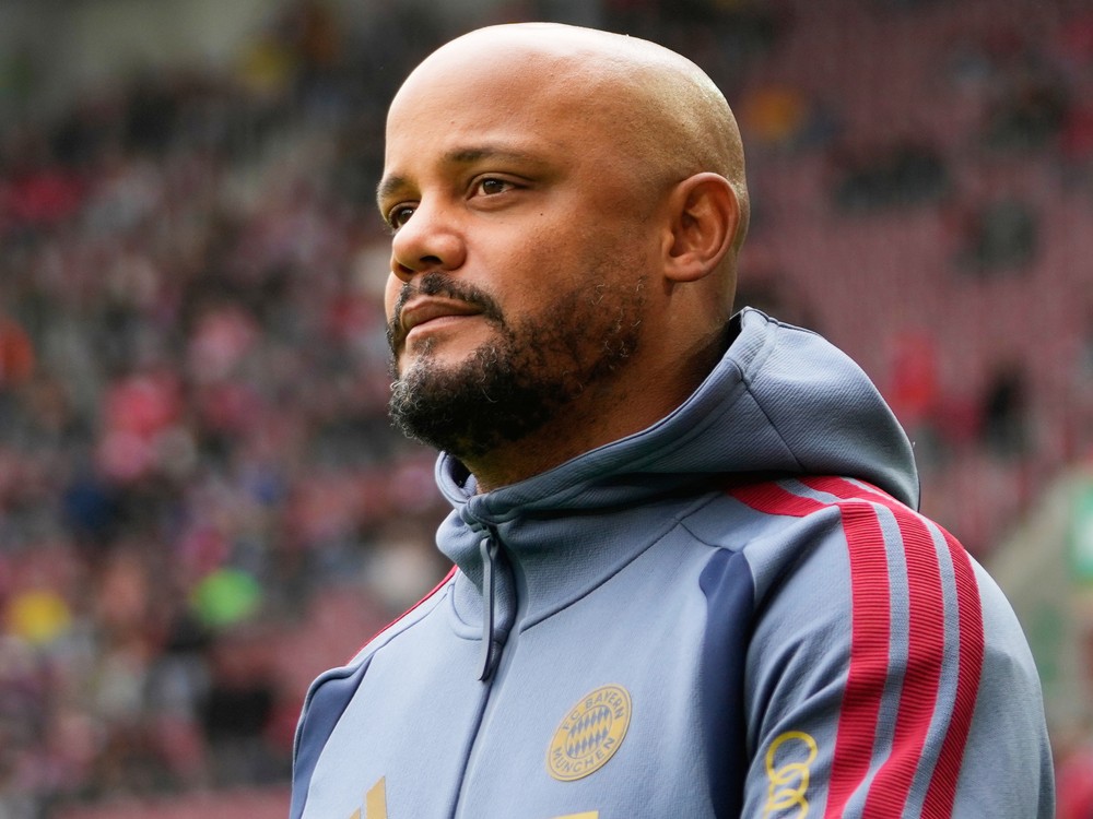 Tréner Bayernu Kompany skolaboval a je v nemocnici