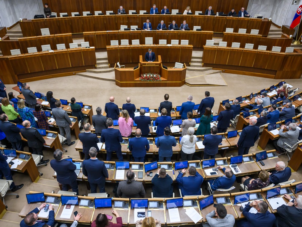 Parlament rokuje o návrhoch na odvolanie viacerých ministrov. Pokračovať budú pravdepodobne do rána