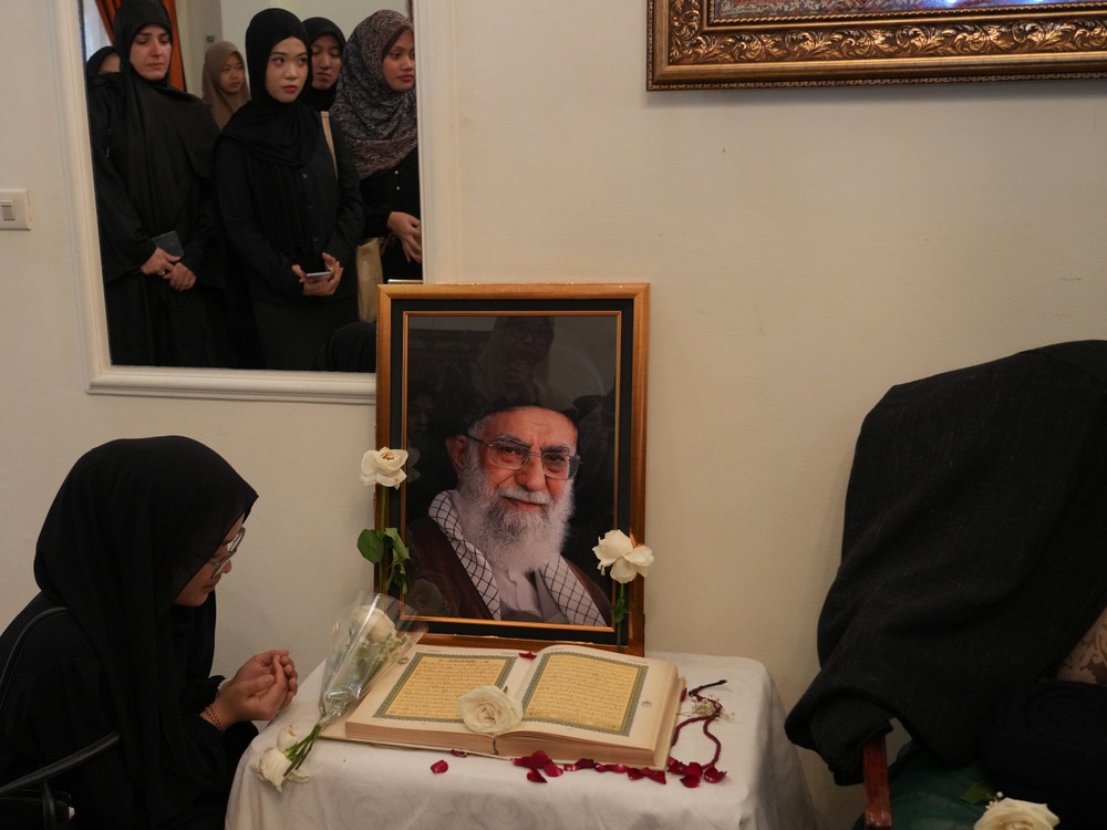 "Úder mu rozpolil hlavu." Tajná nahrávka odhalila desivé detaily útoku na iránskeho vodcu