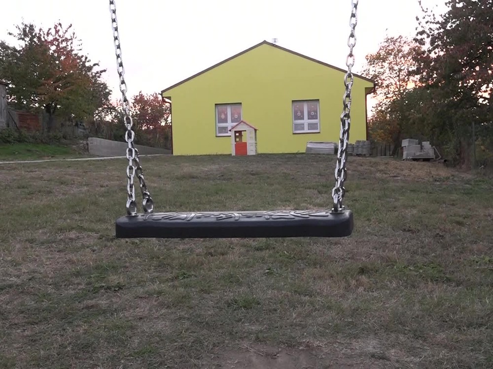 Muž sa vyhrážal smrťou deťom na školskom dvore. Skončil vo väzbe