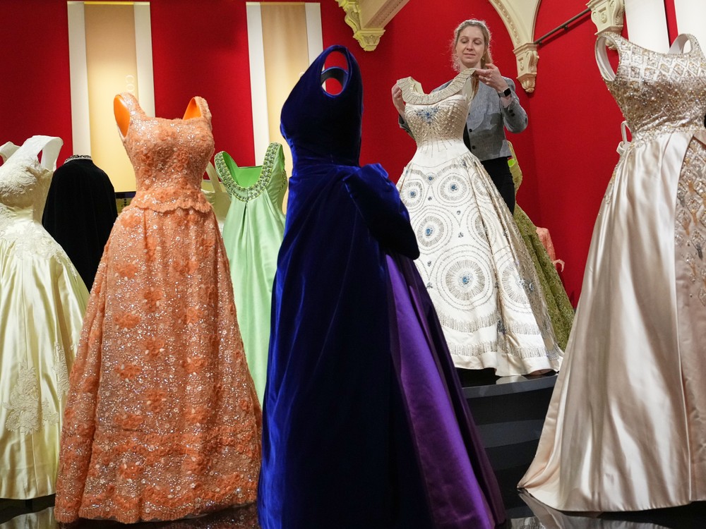 Buckinghamský palác ponúka výstavu oblečenia zosnulej kráľovnej Alžbety II.